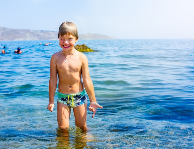 Bambino che gioca all'aperto al mare