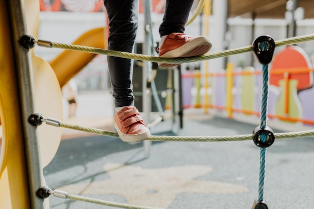 Foto bambino che gioca sul parco giochi