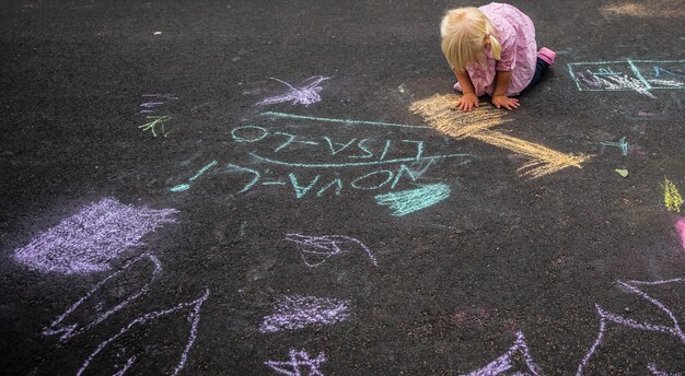 Photo child playing on street