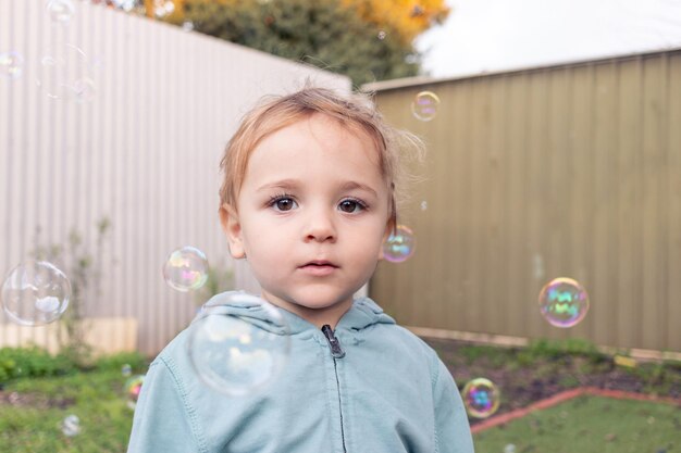 Фото Ребенок играет с пузырьками