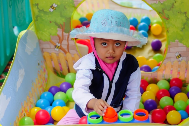 ребенок играет с ведро и шляпой, на которой написано "нет"