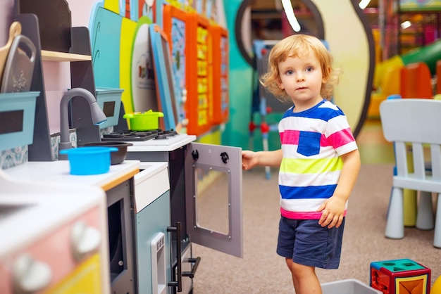 학습 센터 나 유치원 에서 다채로운 장난감 으로 놀고 있는 아이