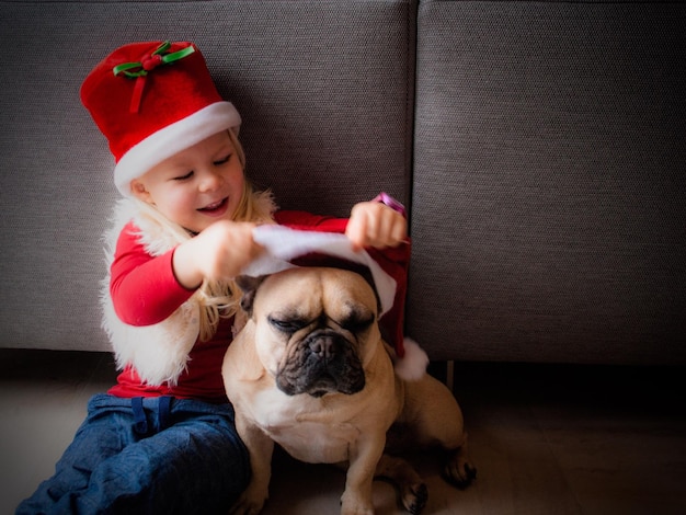 クリスマスに犬と遊ぶ子供