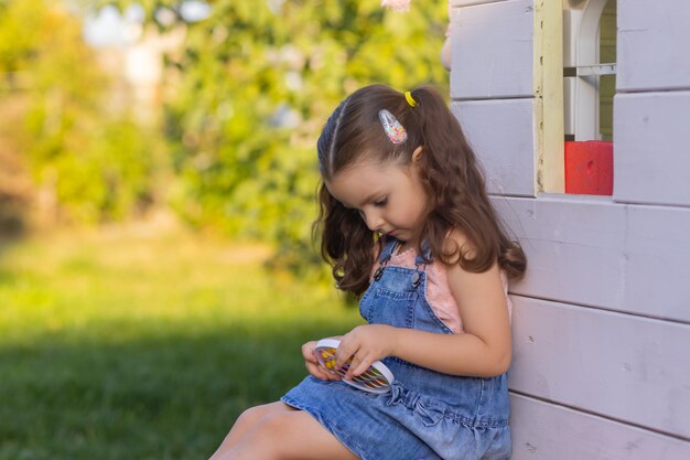 指止めで泡を押してポップで遊んでいる子供は、子供のための新しい抗ストレスおもちゃを表示します...