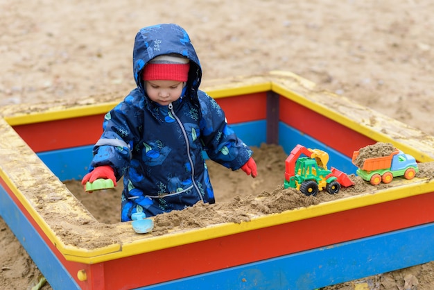 子供は遊び場で車をプレイします