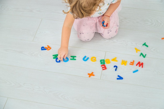 Il bambino gioca impara numeri e lettere messa a fuoco selettiva