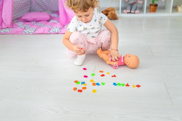 Il bambino gioca impara numeri e lettere messa a fuoco selettiva