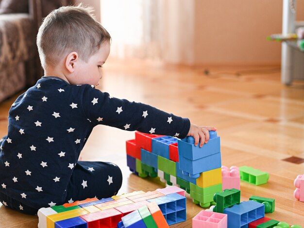 子供が床でコンストラクターと遊ぶ