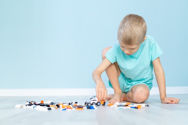 子供が家のコンストラクターで遊ぶ