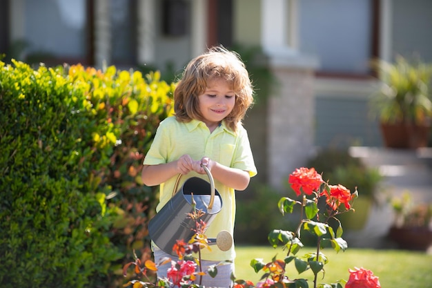 나무에 물을 붓는 아이는 정원에서 식물을 돌보는 데 도움이 됩니다.