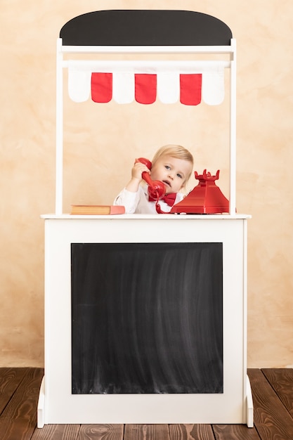 Foto il bambino finge di essere un uomo d'affari