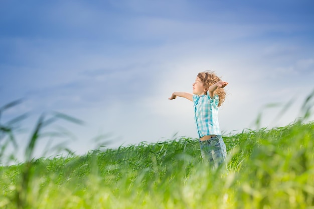 子供は海と空の夏休みと旅行の概念に対してビーチの女の子で屋外で遊ぶ船乗りの幸せな子供であるふりをします