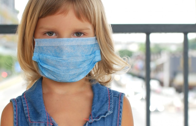 Foto bambino in una maschera protettiva