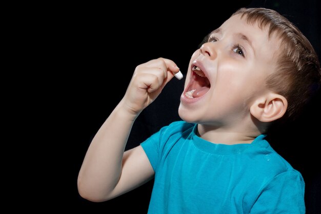 子供は錠剤を口の中に入れます