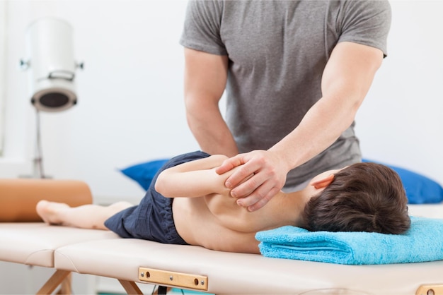Ребенок получает массаж от физиотерапевта