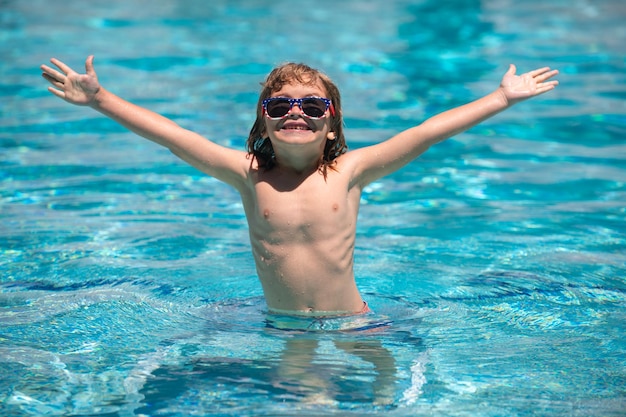 子供は夏のプールでリラックス夏のプールで子供のための水泳活動