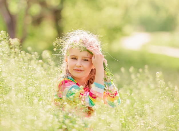 Ребенок отдыхает на зеленом поле