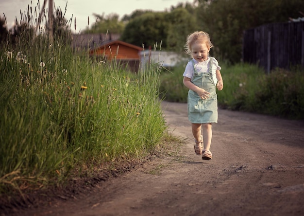 Фото Ребенок бежит по дороге