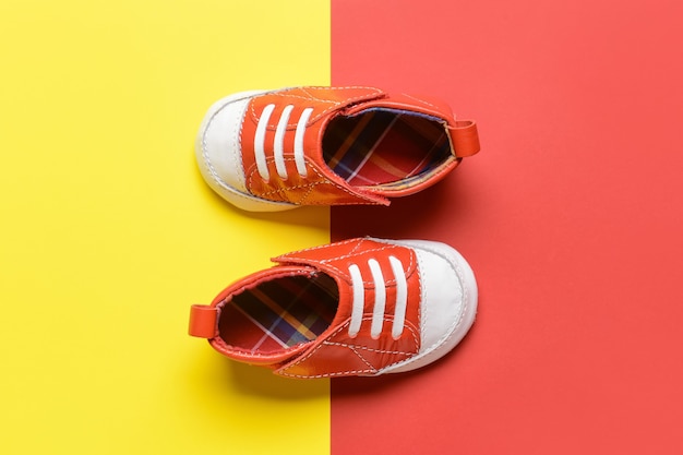 色の背景に子供の靴