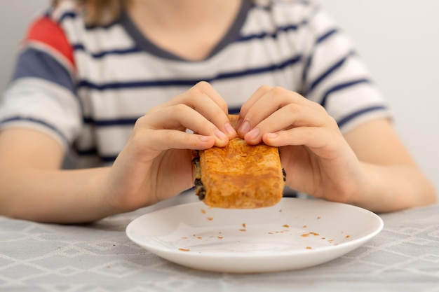 焼いたパフペーストを楽しむために準備している香りを味わっている若い少年