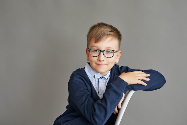 Photo child schoolboy in class