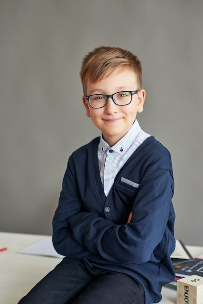 Photo child schoolboy in class