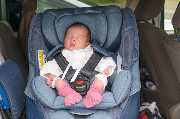 写真 チャイルドシートと赤ちゃん