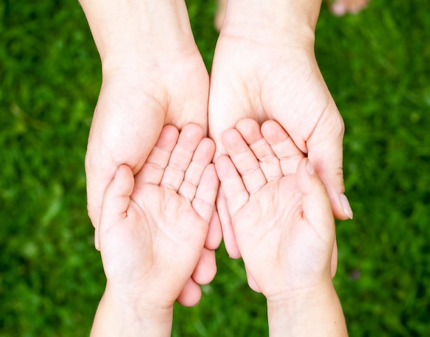 Photo child showing hands