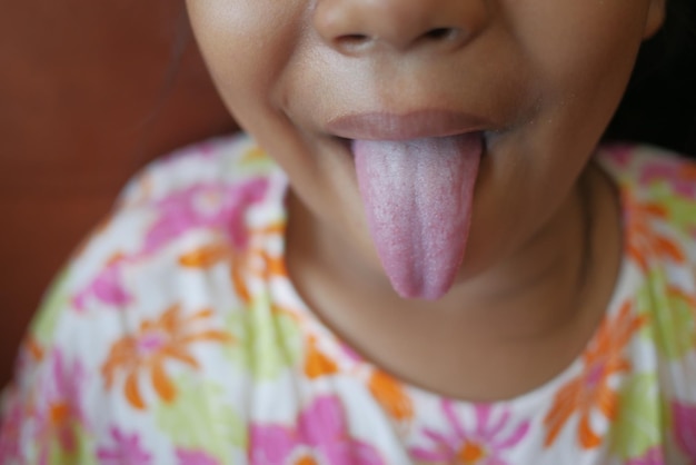 Foto bambino mostra la lingua da vicino