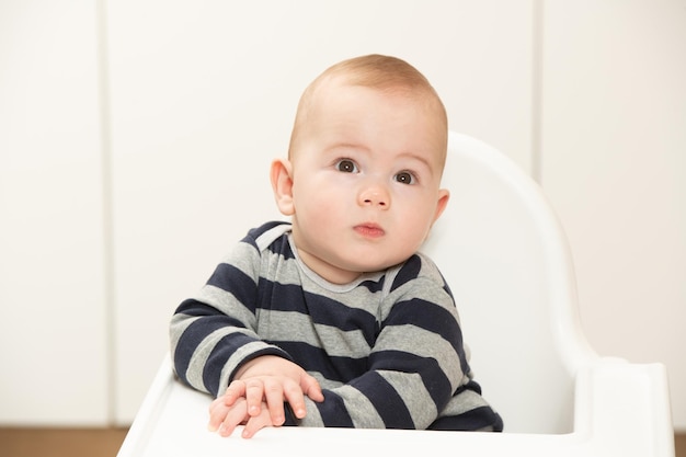 空のテーブルに座っている子供