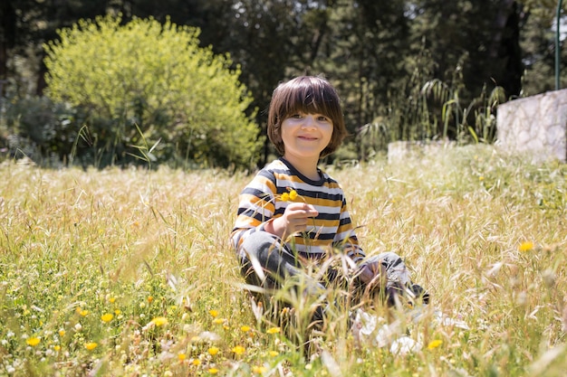 Photo child sitting on the field