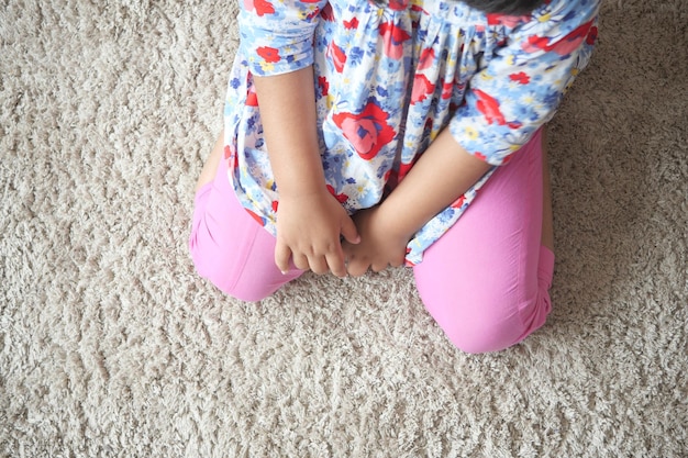 Photo child sitting w posture on the floor