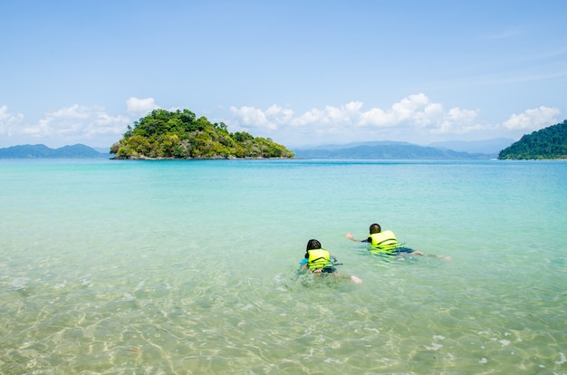 写真 海の子供のスキンダイバー。