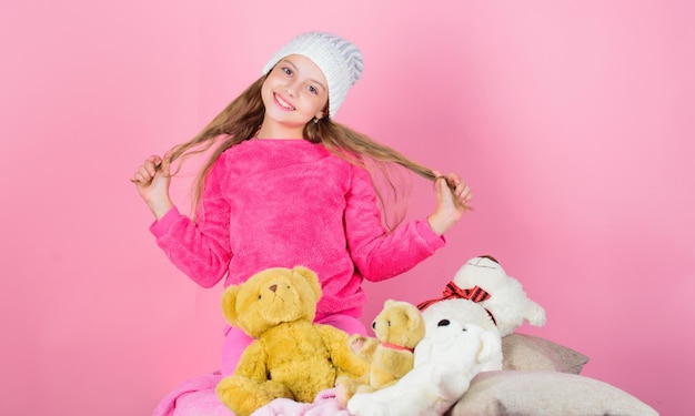 어린이 작은 소녀 장난기 테디 베어 플러시 장난감 테디 베어는 심리적 웰빙을 향상시킵니다 박제 동물에 대한 독특한 애착 부드러운 장난감 테디 베어 분홍색 배경을 가진 어린 소녀 놀이