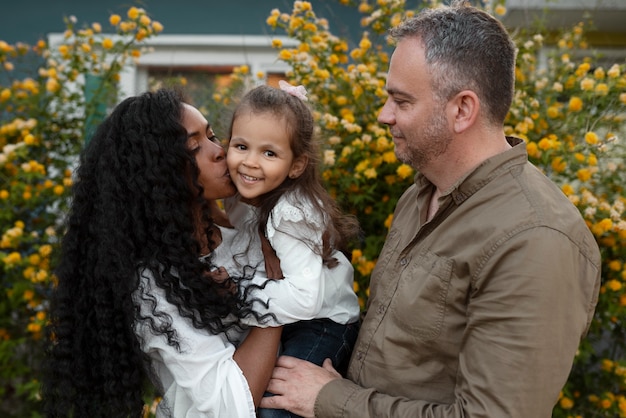 Photo child spending time with their parents