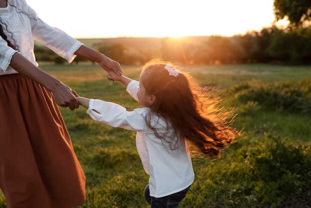 Foto bambino che trascorre del tempo con i genitori