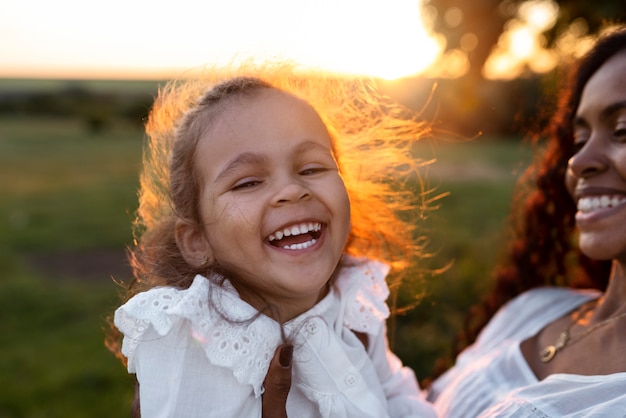 写真 両親と一緒に時間を過ごす子供