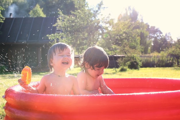 屋外のお風呂で水しぶき子供