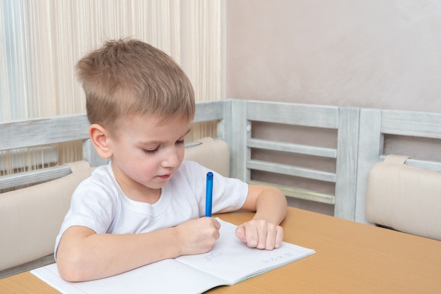 子供は自宅でオンラインで勉強します