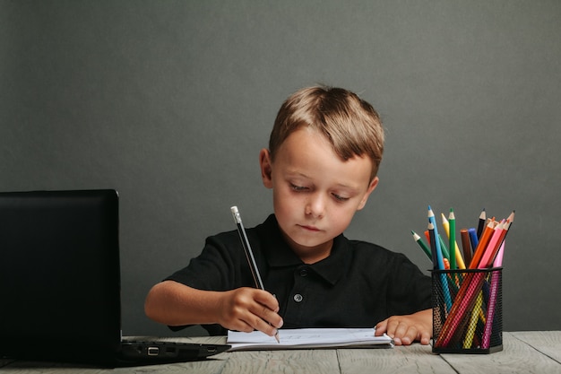 Il bambino studia da remoto a scuola. di nuovo a scuola