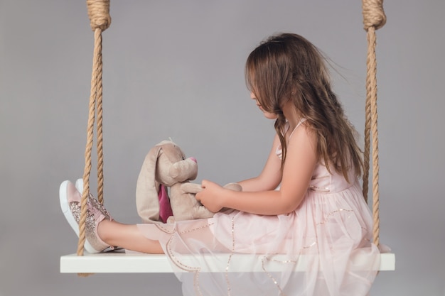 Photo the child in the studio posing in fashionable clothes