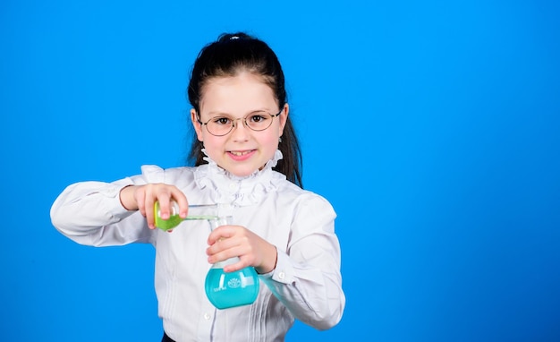 Studio sui bambini lezione di biologia educazione e conoscenza ricerca scientifica in laboratorio piccola ragazza della scuola torna a scuola piccola ragazza intelligente con spazio per la copia della boccetta di prova ricerca e sviluppo