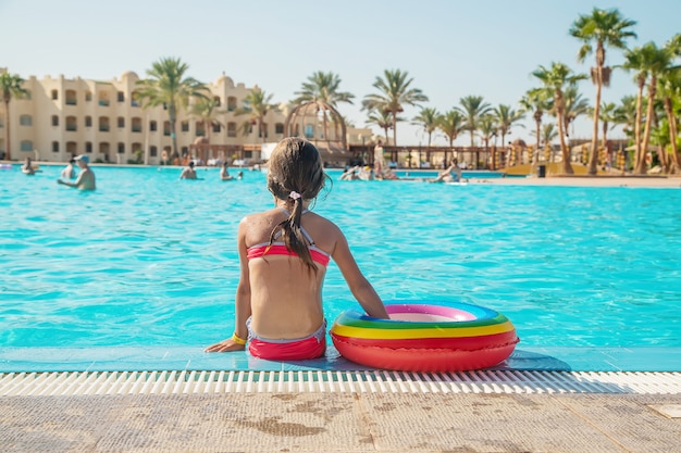 Il bambino nuota e si tuffa in piscina. messa a fuoco selettiva.