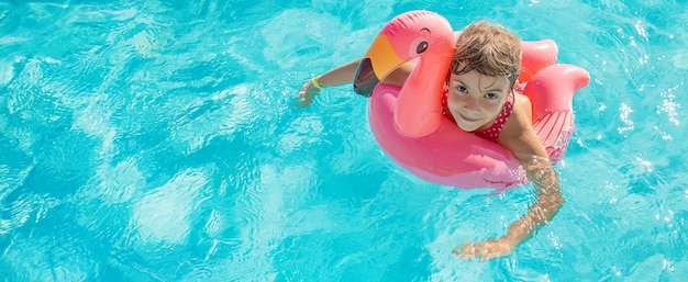 Ребенок плавает и ныряет в бассейн.