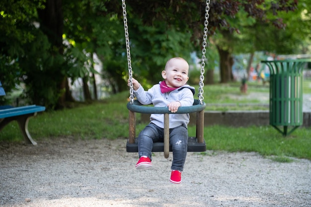 公園でスイングでスイングする子