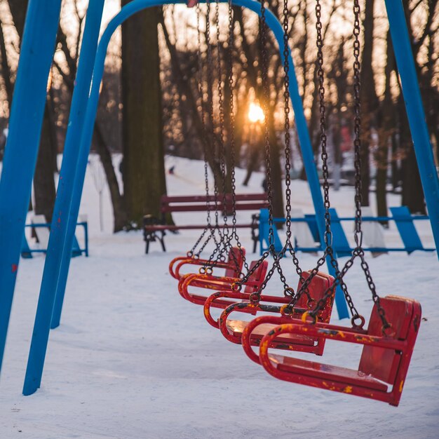 Foto le altalene dei bambini al tramonto nel parco della città