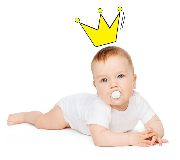子供と幼児の概念-口の中でダミーと床に横たわって笑顔の赤ちゃん