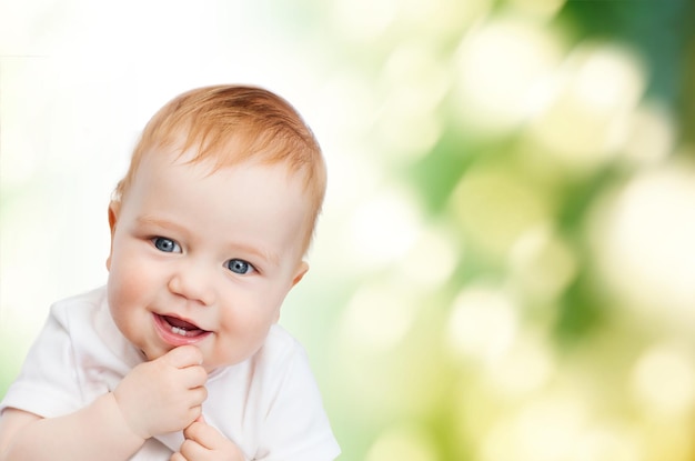 子供と幼児の概念-小さな赤ちゃんの笑顔
