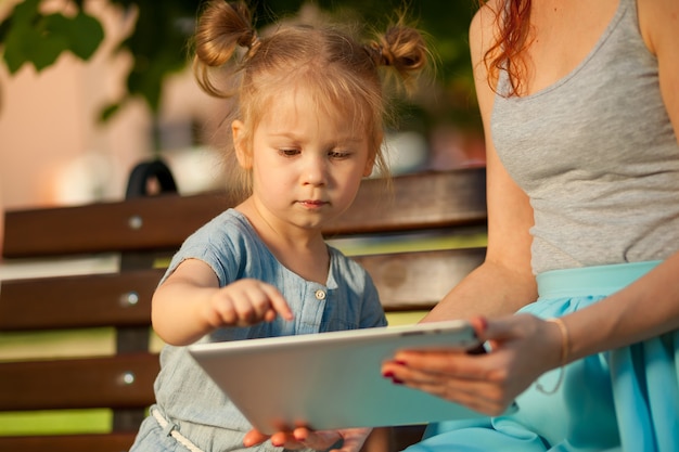 The child touches the tablet