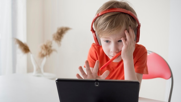 Foto bambino che cerca di capire la lezione